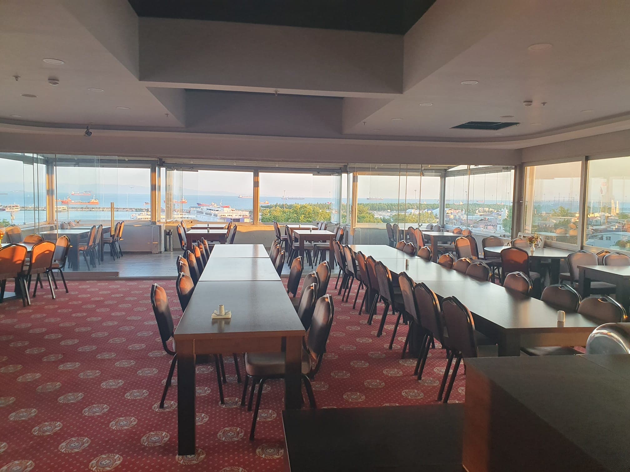 Deniz manzaralı restoran katı