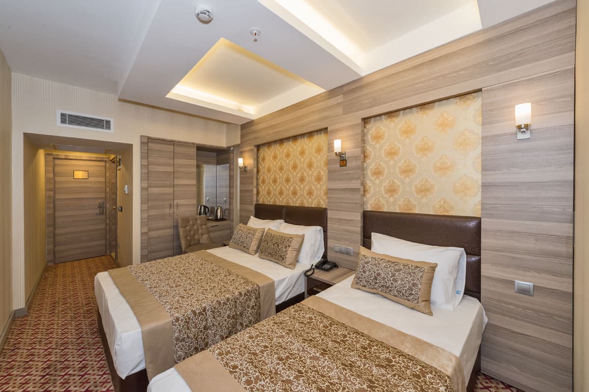 Kara manzaralı üç kişilik Borz Hotel odası — 1. fotoğraf