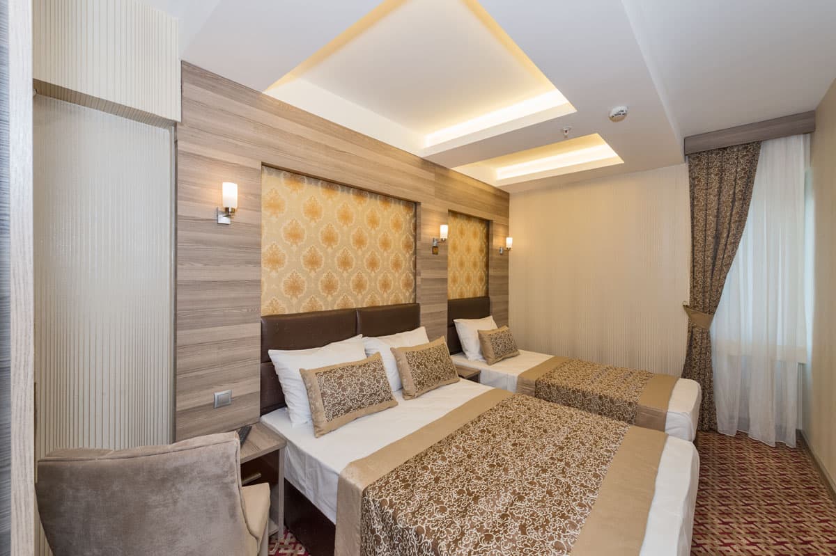 Kara manzaralı üç kişilik Borz Hotel odası — 2. fotoğraf