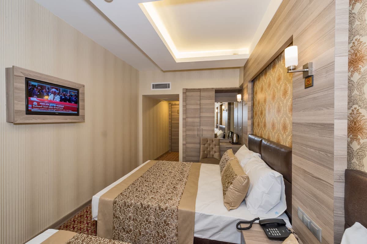 Kara manzaralı üç kişilik Borz Hotel odası — 3. fotoğraf