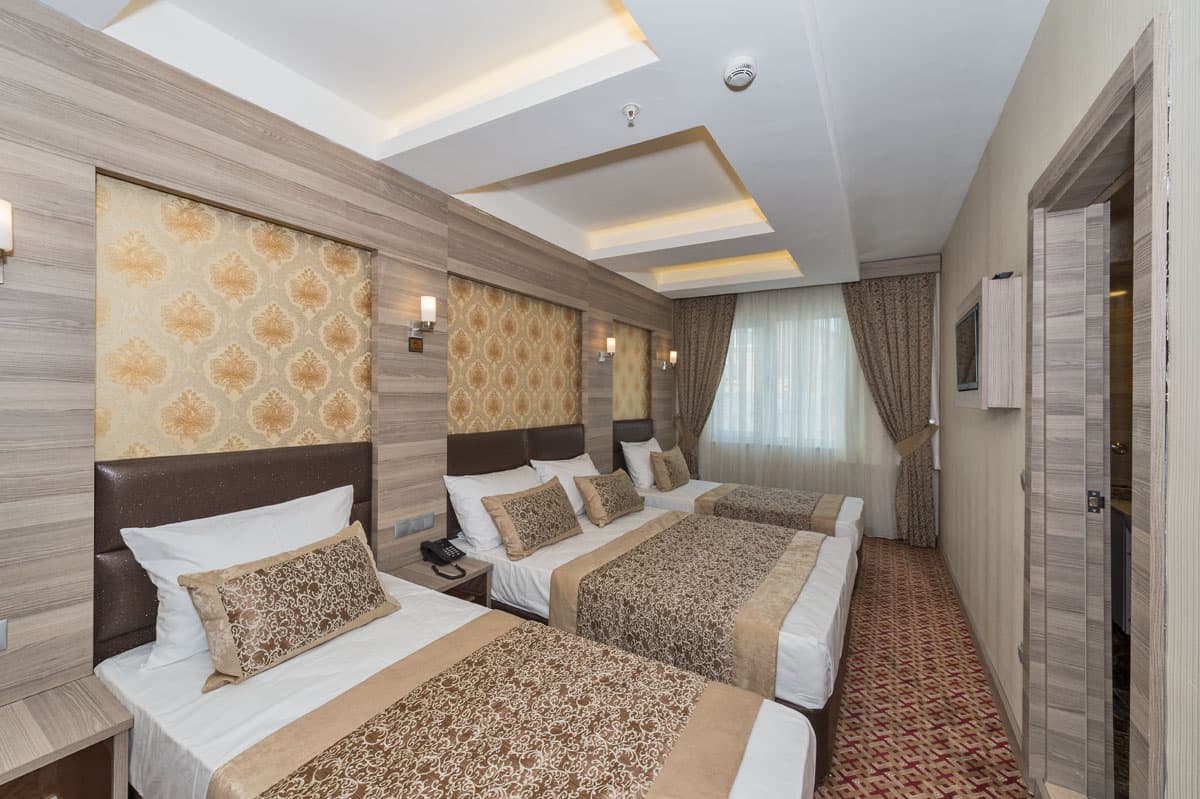 Kara manzaralı dört kişilik Borz Hotel odası — 1. fotoğraf
