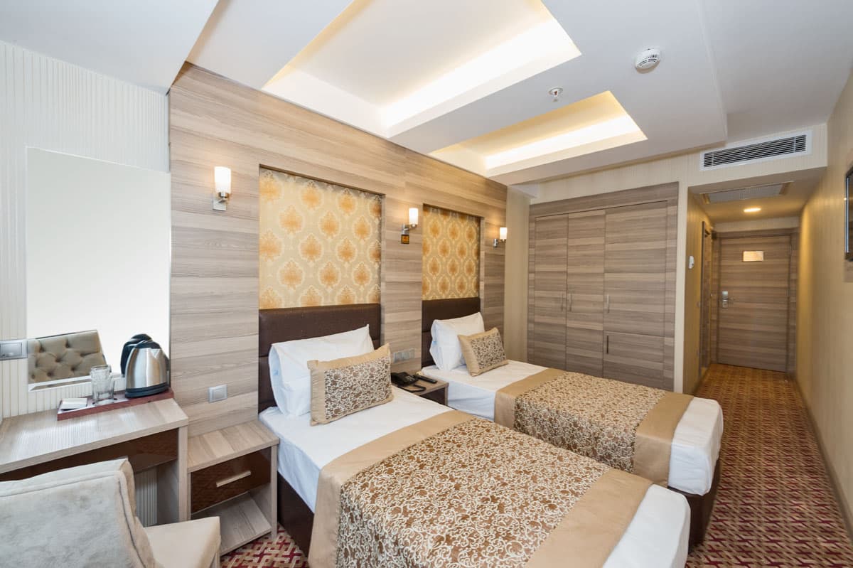 Deniz manzaralı ve iki tek kişilik yataklı Borz Hotel odası — 3. fotoğraf