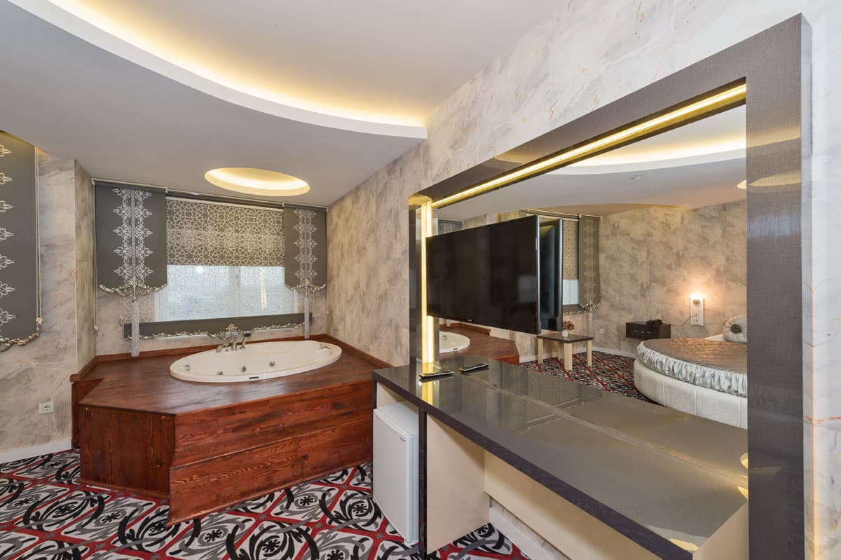 Çift kişilik yataklı geniş Borz Hotel suit odası — 2. fotoğraf