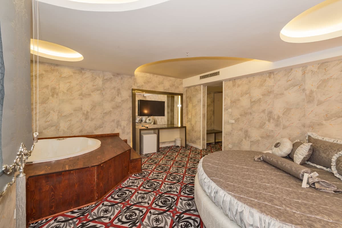 Çift kişilik yataklı geniş Borz Hotel suit odası — 6. fotoğraf